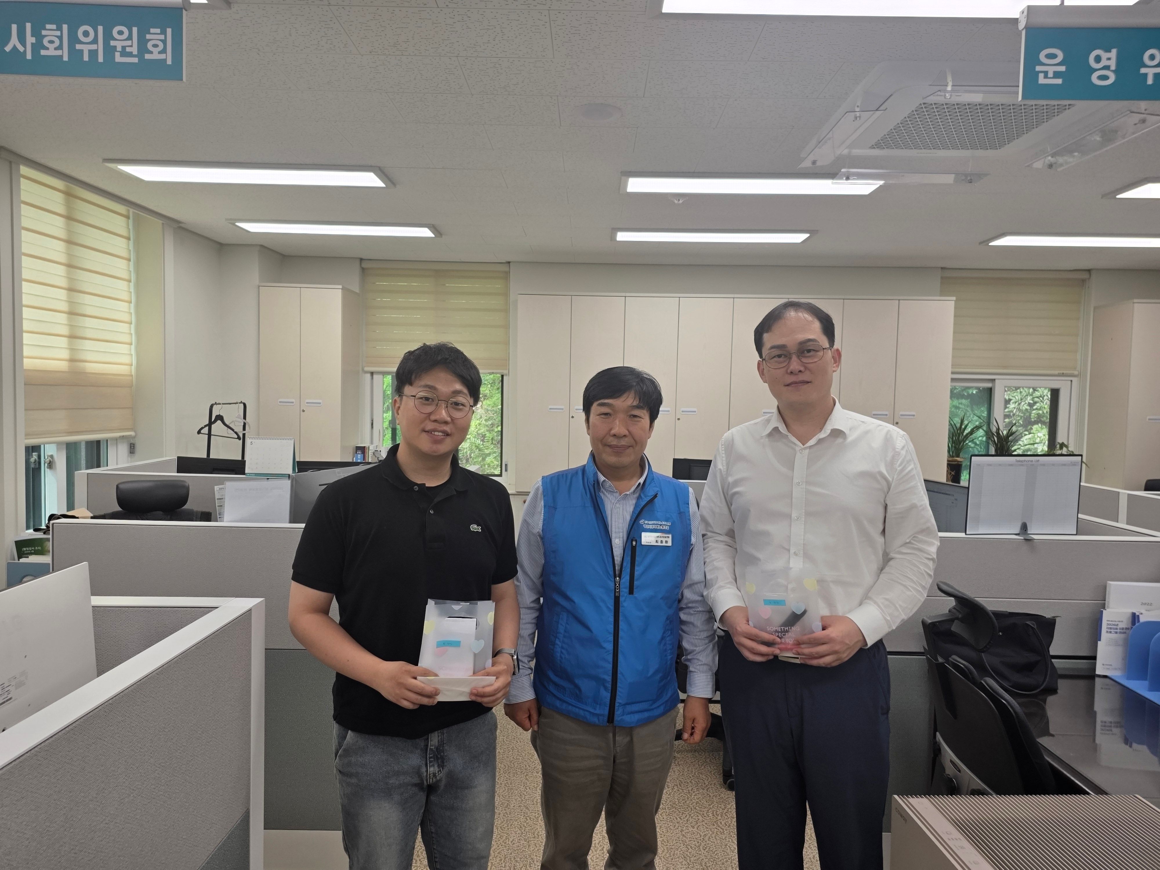 신규임용자 경공노 홍보 및 축하선물 전달