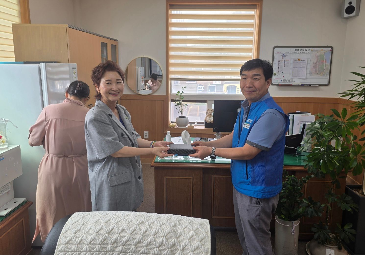 신임부서장  조합원 선물전달